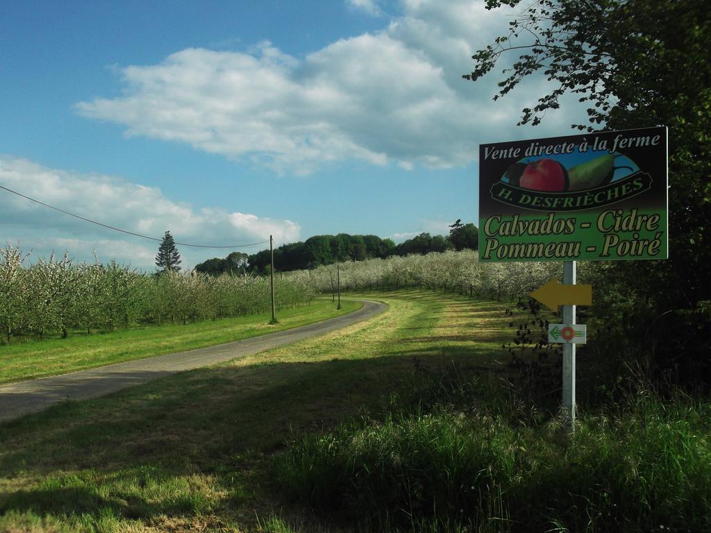 Ferme Cidricole Hugues Desfrieches Bed and Breakfast Sainte-Marguerite-de-Carrouges Buitenkant foto